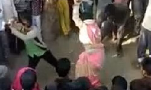 Video: Chồng đánh vợ 100 roi rồi mặc người khác sàm sỡ gây phẫn nộ