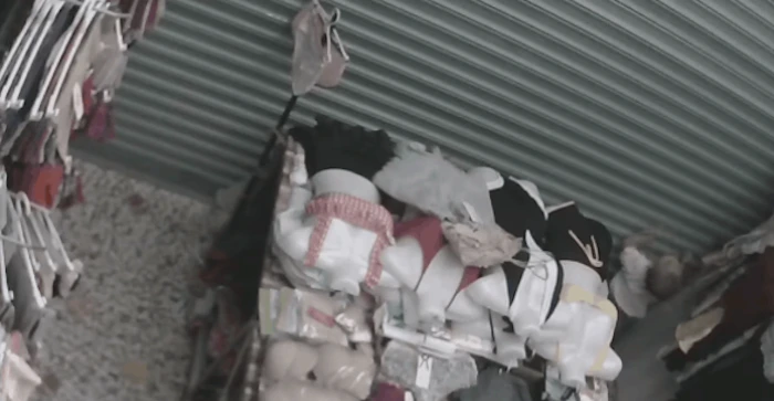 Video: Bị mẹ bỏ quên trong cửa hàng quần áo, cậu bé la hét cầu cứu