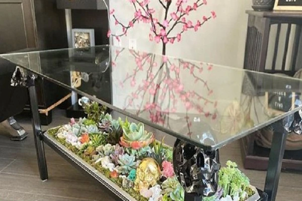 Trang trí hoa lá rực rỡ cho bàn phòng khách thêm sinh động