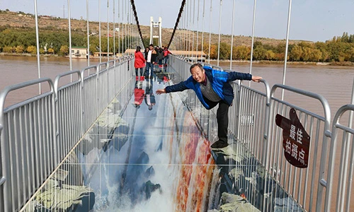 Bủn rủn khi đi trên cầu kính 3D đầu tiên ở Trung Quốc