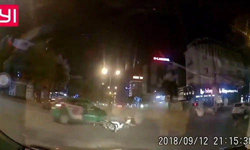Video: Ô tô bán tải phóng điên cuồng, ủi bay taxi hàng chục mét