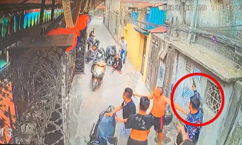 Nhóm côn đồ vào tận nhà nổ súng bắn 1 phụ nữ trọng thương