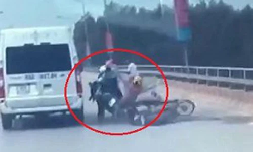 Video: Thanh niên rẽ ngang khiến 2 người đi xe máy ngã văng vào bánh ô tô
