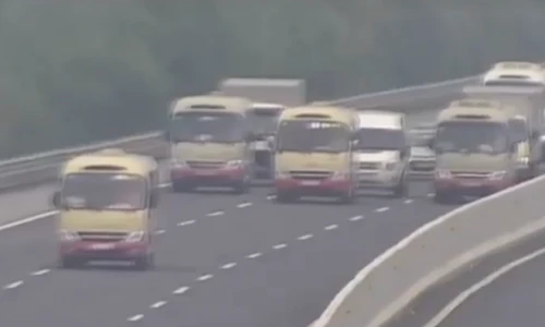 Video: 3 xe khách dàn hàng dòng dắt nhau trên cao tốc Hà Nội-Hải Phòng