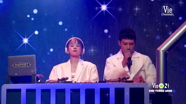 He lo ve chang ca si dien trai sanh doi ben DJ Mie-Hinh-2