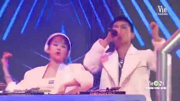 He lo ve chang ca si dien trai sanh doi ben DJ Mie