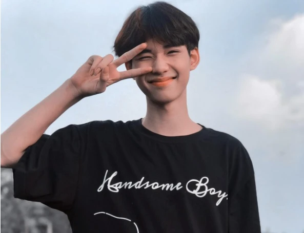 Hot boy 2K5 sở hữu gương mặt điển trai cùng nụ cười ngọt ngào