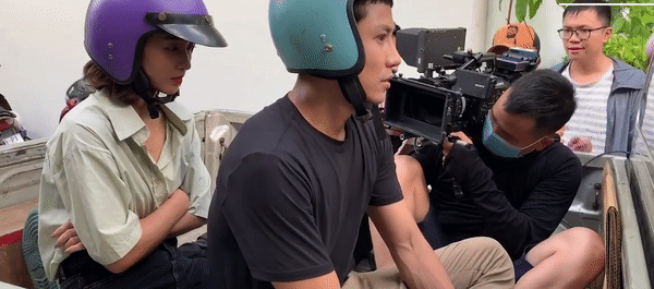 Hau truong khong the ngo canh Thanh Son cho Kha Ngan tren xe may-Hinh-3