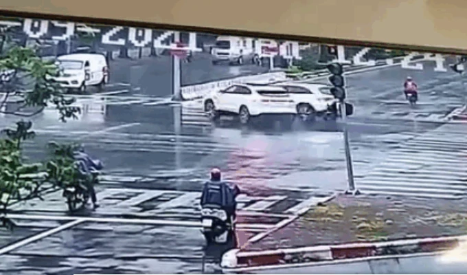 Video: Vượt đèn đỏ, ô tô 5 chỗ bị Mercedes GLC đâm nát đầu