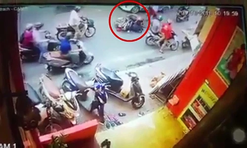Video: Đẩy người phụ nữ lao vào mũi taxi rồi thản nhiên... đứng nhìn