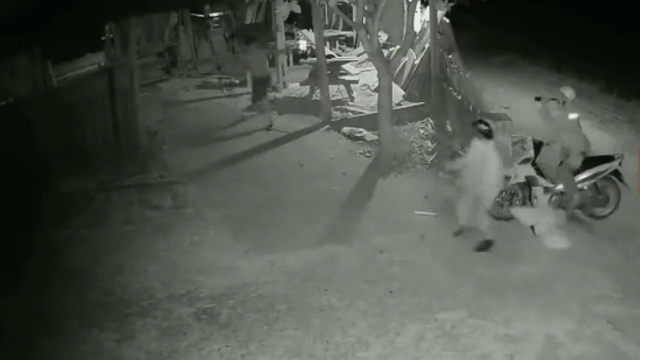 Video: Đi trộm chó bị dân truy đuổi, 2 đối tượng chống trả quyết liệt