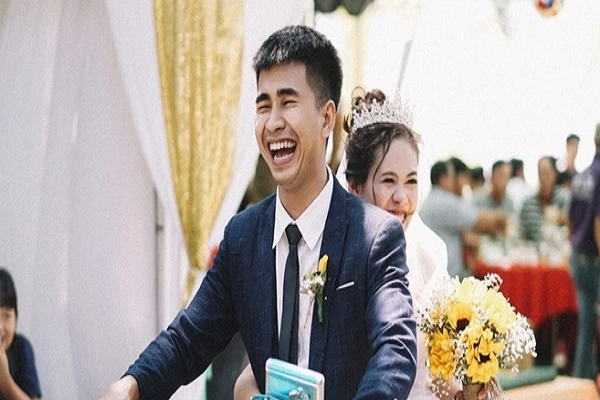 Bộ ảnh cưới kể chuyện tình ‘thương em anh trồng hoa giấy’ gây bão