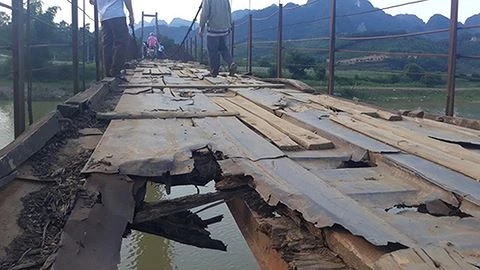 Video: Hòa Bình: Người dân liều mình đi qua cầu treo mục