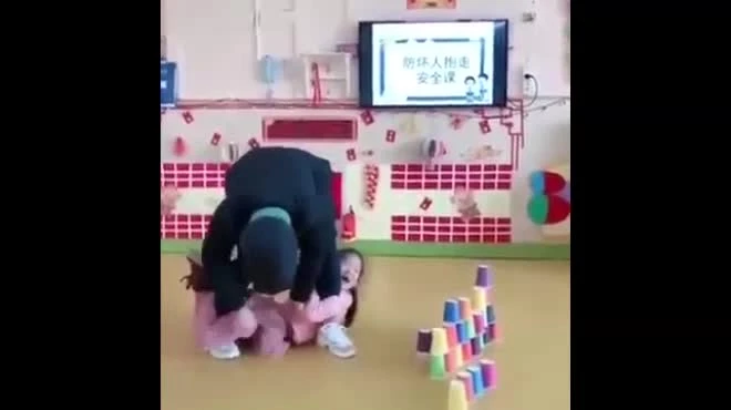 Video: Dạy con cách tự vệ đơn giản khi gặp người xấu