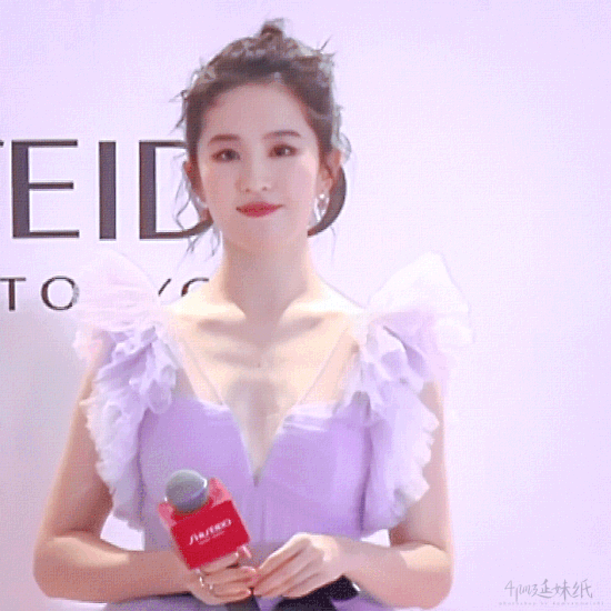  Gương mặt xinh đẹp, thanh tú của Lưu Diệc Phi ở góc nghiêng trên sóng livestream. Người đẹp đã lấy lại được phong độ sau nhiều lần bị chỉ trích tụt dốc nhan sắc do tăng cân. Nữ nghệ sĩ thuộc tạng người khó kiểm soát cân nặng. Cách đây không lâu, cô bị bóc mẽ lạm dụng photoshop để có vóc dáng thon gọn và trẻ trung hơn. Điều này gây ra phản ứng ngược. Khi Lưu Diệc Phi xuất hiện ngoài đời thực hoặc quay video, những khuyết điểm về ngoại hình khiến khán giả thất vọng.