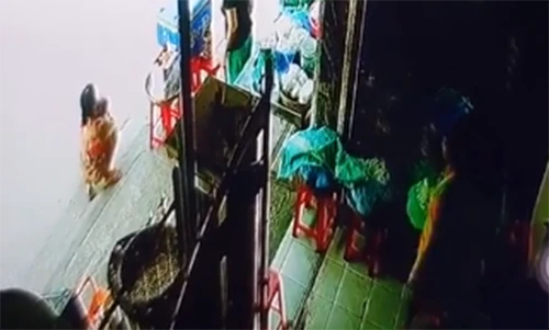 Video: Bắt cóc hụt em bé đang được bà bế trên tay tại Hội An