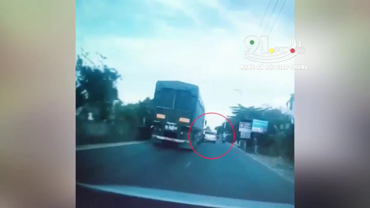 Video: Ô tô con vượt ẩu bị container húc bay lên dải phân cách
