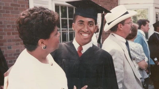 Video: Thủ khoa từ chối học Harvard, tốt nghiệp Yale thành người vô gia cư