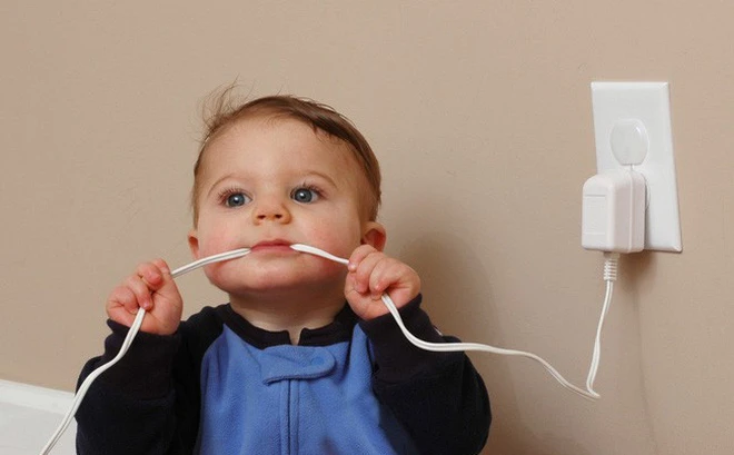 Video: Quên không rút sạc điện thoại, mẹ hại chết con gái 2 tuổi