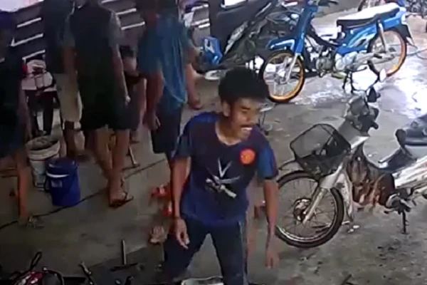 Video: Phóng xe "tốc độ bàn thờ", đâm vào tận tiệm sửa môtô