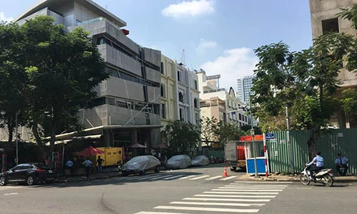 Hàng quán nhếch nhác bủa vây đô thị kiểu mẫu Phú Mỹ Hưng