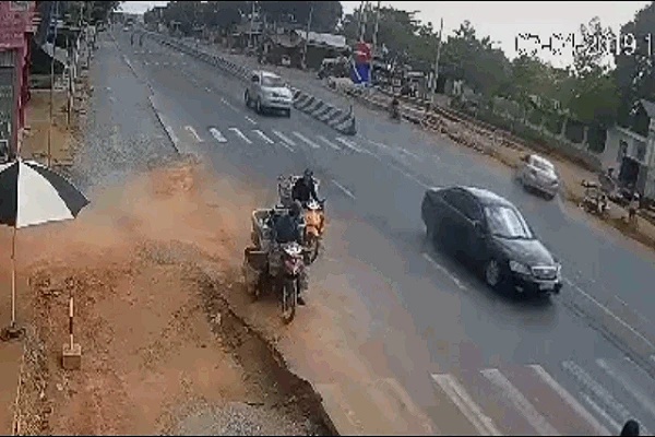 Video: Ô tô con tông gục xe máy đi ngược chiều rồi lao thẳng lên dải phân cách