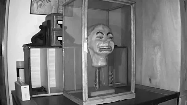 Video: Bí ẩn búp bê tự mở cửa, nháy mắt nói chuyện giữa đêm