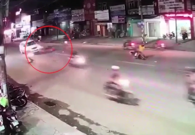 Video: Xe máy phóng tốc độ cao tông trực diện vào taxi khiến 3 người thương vong