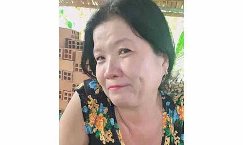 Video: Mẹ làm trò như con trẻ khi được con gái mừng tiền ngày 8.3