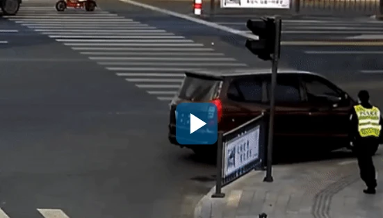 Video : Cảnh sát Trung Quốc kịp thời dừng ôtô trôi lùi tại ngã tư