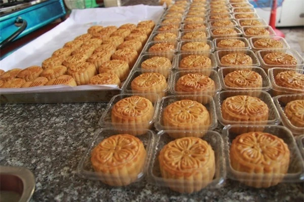 Video: Choáng váng quy trình sản xuất bánh trung thu siêu "bẩn"