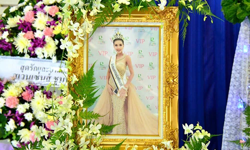 Lễ tang không có mặt cha mẹ của hoa hậu Thái Lan 19 tuổi