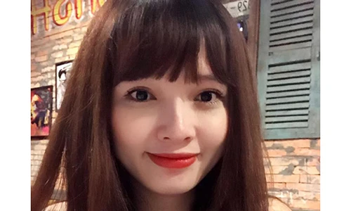 Vợ Lê Hoàng cực táo bạo khiến gái còn son "phát hờn"