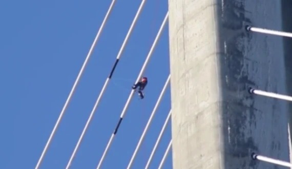 Video: Lính thủy đánh bộ Nga dọn dẹp cây cầu cao hơn 300m