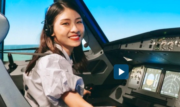 Video: Trải nghiệm buồng lái máy bay trị giá 500 tỷ đồng