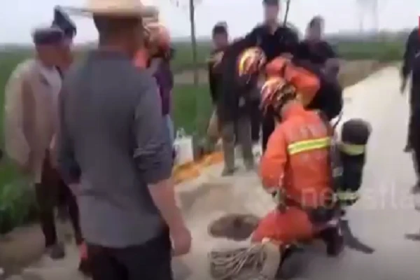 Video: Hồi hộp xem giải cứu bé trai 3 tuổi rơi xuống hố sâu