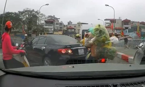 Video: Quay đầu ô tô trên cầu giữa giờ cao điểm, nữ tài xế còn mắng người xa xả