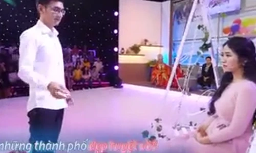 Video: Tỏ tình lãng mạn bằng ngôn ngữ hình thể khiến cô gái bật khóc