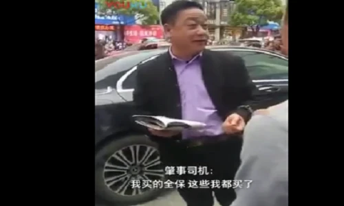 Video: Đâm chết người đi bộ, tài xế Mercedes thản nhiên mỉm cười