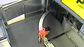 Video: Bé trai 2 tuổi gãy tay vì bị cuốn vào băng chuyền hành lý