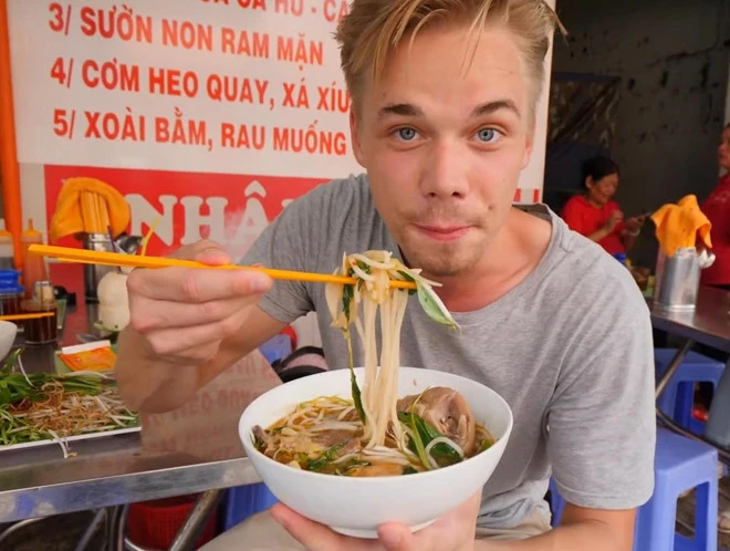 Video: Khách Tây nói gì khi lần đầu thử món bún bò ở TP.HCM?