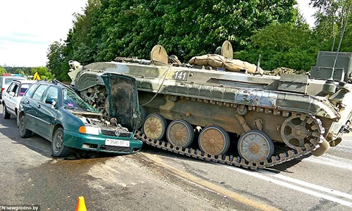 Video: Dừng xe trên phố, tự dưng bị xe tăng lao tới đè nát