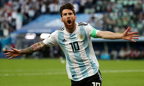 Video: Messi khoe bùa may mắn giấu dưới chân sau trận thắng Nigeria