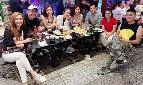 Chào đón Giáng sinh, Thu Minh vẫn nhất quyết giấu mặt con trai