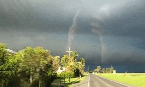 Video: Kỳ lạ hình ảnh bàn tay khổng lồ xuất hiện trên bầu trời