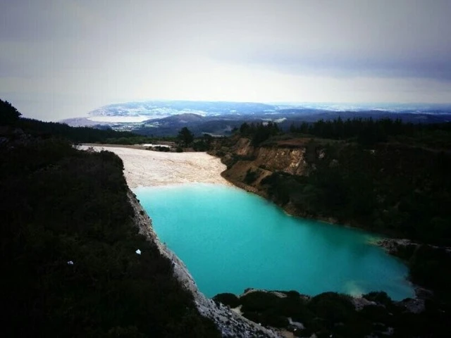 Hồ nước có vẻ đẹp ngang ngửa Maldives nhưng rất độc hại ở Nga