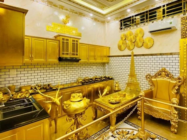 Ngôi nhà dát vàng từ ngoại thất đến cả chiếc bát ăn cơm