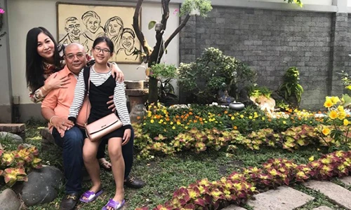 Không gian ngập tràn sắc màu trong vườn nhà nghệ sĩ Hồng Vân - Tuấn Anh