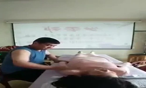 Video: Thầy lang vô tư sờ bóp ngực nữ bệnh nhân lúc bấm huyệt