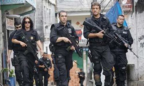 Video: Cảnh sát Brazil vừa bế con, vừa diệt cướp